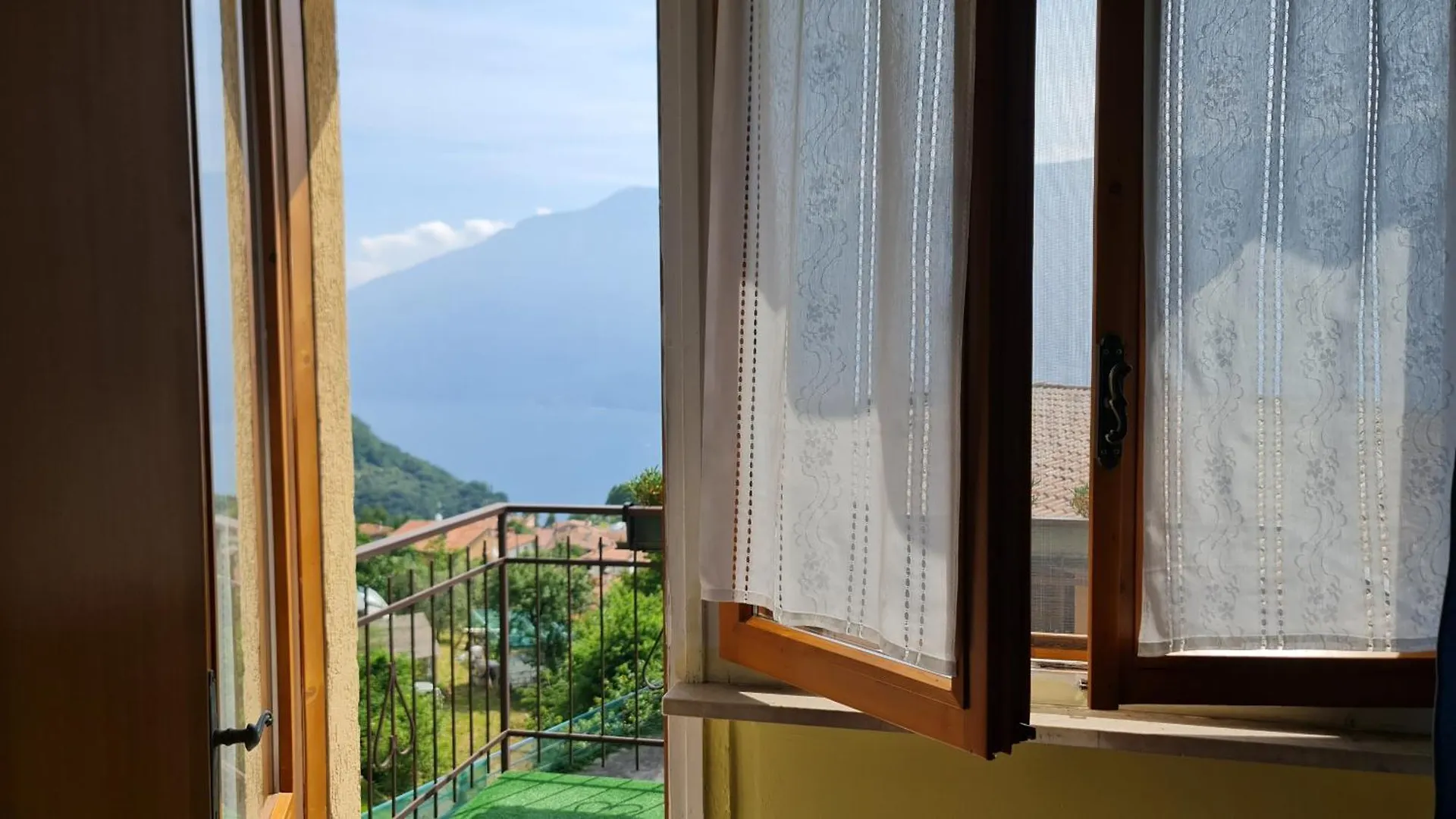Lucerna Studio Balcony Lake View By Gardadomusmea Tremosine Italia